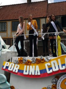 Miss Colombia se une a un desfile por la unidad