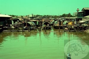 houseboats river chaophraya bangkiok thailand