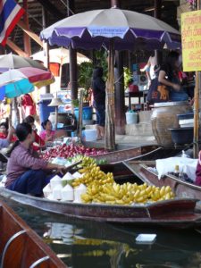 flaoting market damnoen saduak thailand